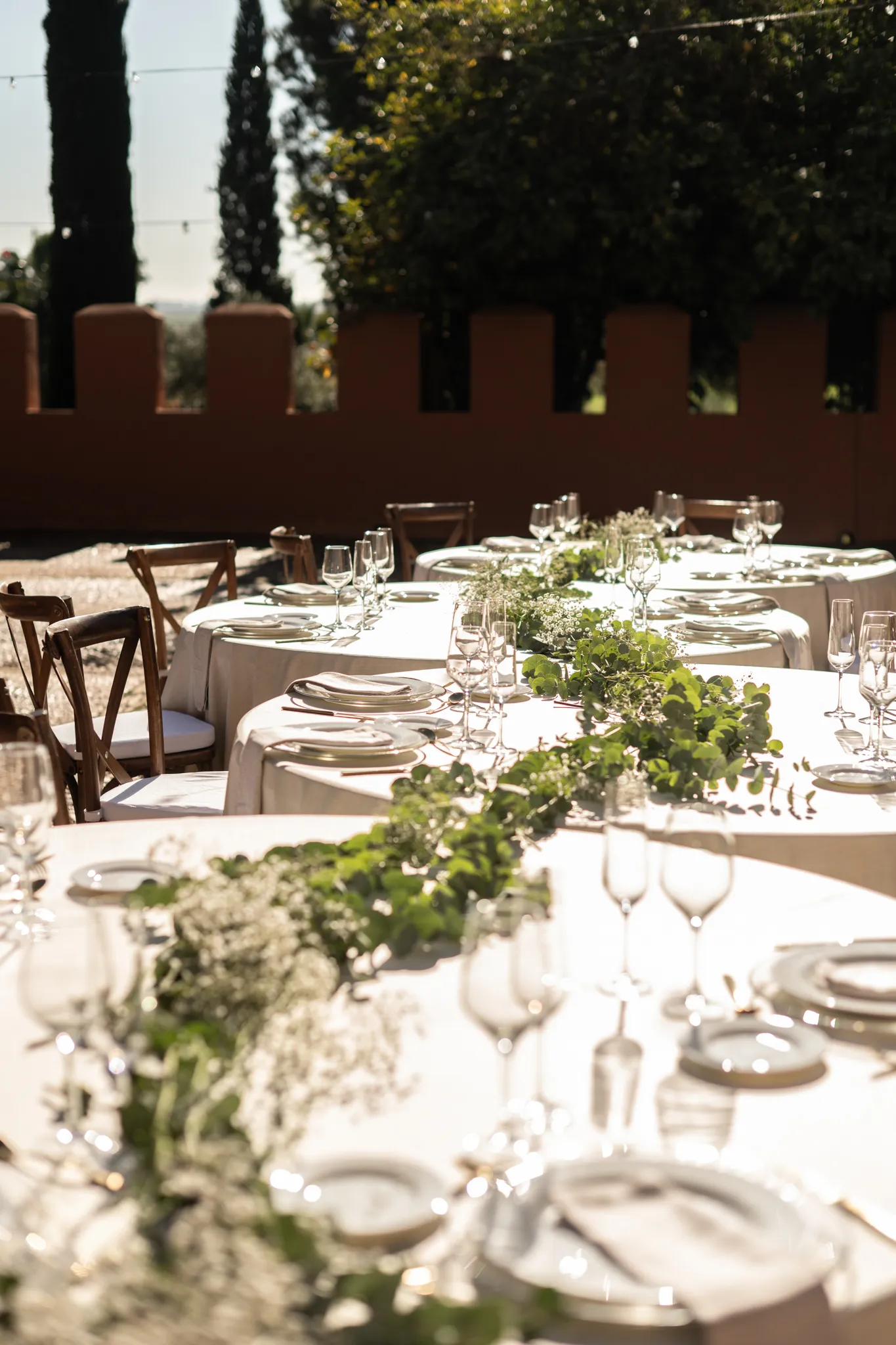 Decoracion de mesas para boda con centros de mesa naturales y vajilla elegante