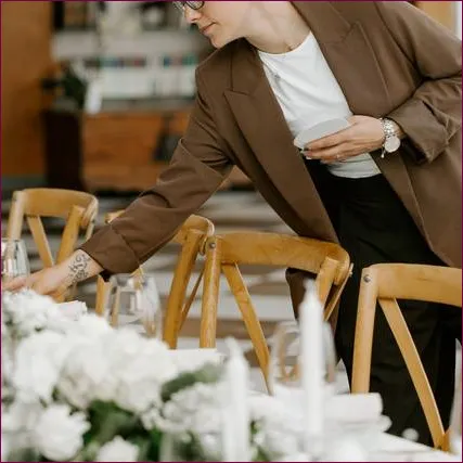 Equipo preparando el montaje de mesas para un evento